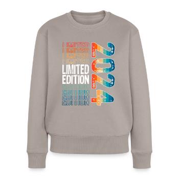 Limited Edition since 2024 Birthday Vintage 2024 - Women's Premium Organic Jumper - taupe - Front - Julia (174cm)