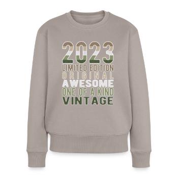 Edition limitée depuis 2023 Anniversaire Millésime 2023 - Pull Premium bio Femme - taupe - Devant - Julia (174cm)