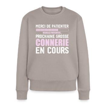 Prochaine connerie rigolo - Pull Premium bio Femme - taupe - Devant - Julia (174cm)
