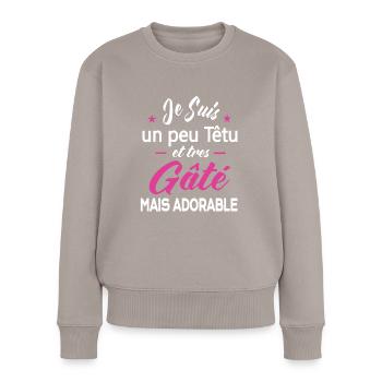Je Suis Un Peu Têtu Et Très Gâté Mais Adorable - Frauen Premium Bio Pullover - Taupe - Vorne - Julia (174cm)