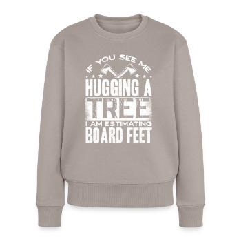 Baumumarmung, Holzbearbeitung, Holzarbeiter - Frauen Premium Bio Pullover - Taupe - Vorne - Julia (174cm)