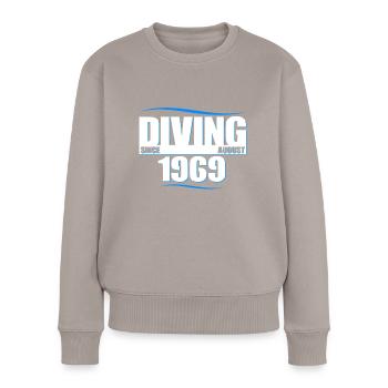 Taucher Geburtstag - Diving since August 1969 - Frauen Premium Bio Pullover - Taupe - Vorne - Julia (174cm)