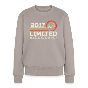 Vintage 2017 Retro 2017 Anniversary Gift - Women's Premium Organic Jumper - taupe - Front - Julia (174cm)