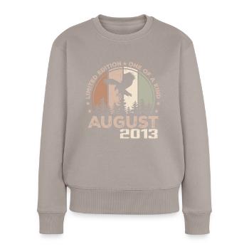 Incomparable depuis août 2013, 11e Anniversaire - Pull Premium bio Femme - taupe - Devant - Julia (174cm)