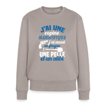 J'ai une Copine Magnifique - Flingue, Pelle, Alibi - Pull Premium bio Femme - taupe - Devant - Julia (174cm)