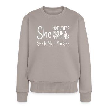 Sie motiviert, inspiriert, befähigt, sie ist ich. Ich bin - Frauen Premium Bio Pullover - Taupe - Vorne - Julia (174cm)