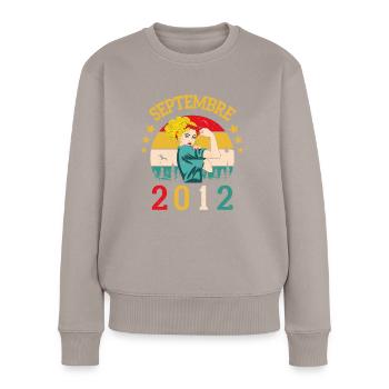Septembre 2012 Anniversaire Vintage Idée Cadeau - Pull Premium bio Femme - taupe - Devant - Julia (174cm)