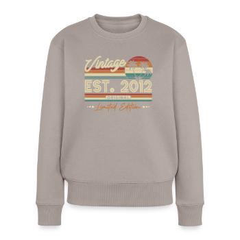 Retro Geburtstags-Jahrgang 2012 - Frauen Premium Bio Pullover - Taupe - Vorne - Julia (174cm)
