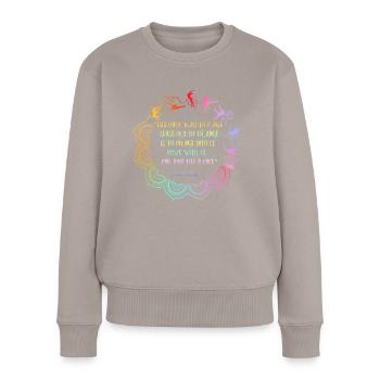 Umarme das Chaos Alan Watts Inspirierendes Zitat - Frauen Premium Bio Pullover - Taupe - Vorne - Julia (174cm)