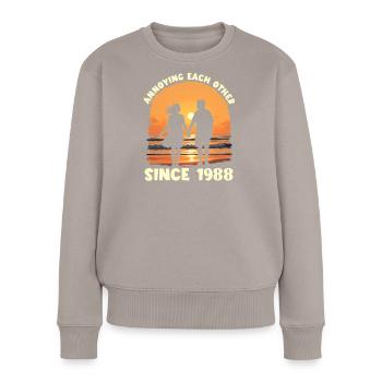 Jahrestag der gegenseitigen Belästigung seit 1988 - Frauen Premium Bio Pullover - Taupe - Vorne - Julia (174cm)