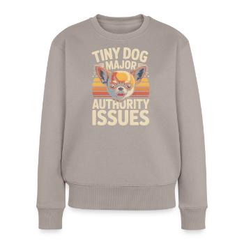 Kleiner Hund, großes Ego | Chihuahua Spruch - Frauen Premium Bio Pullover - Taupe - Vorne - Julia (174cm)