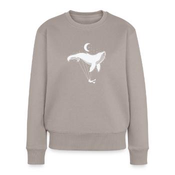Rorqual bleu comme balançoire devant le croissant de lune - Pull Premium bio Femme - taupe - Devant - Julia (174cm)