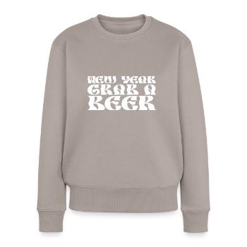 Neujahr Schnapp Dir Ein Bier - Frauen Premium Bio Pullover - Taupe - Vorne - Julia (174cm)