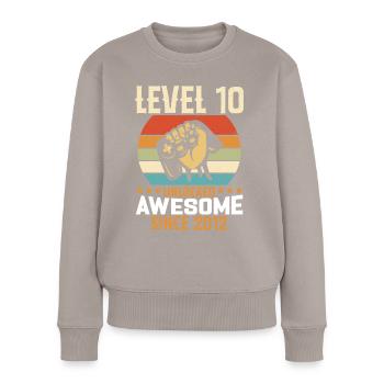 Level 10 Jahre freigeschaltetes Gaming Geburtstagsgeschenk - Frauen Premium Bio Pullover - Taupe - Vorne - Julia (174cm)