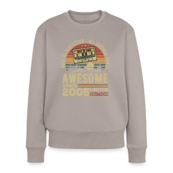 Jahrgang 2005 Geburtstagsgeschenk | Jahrgang 2005 - Frauen Premium Bio Pullover - Taupe - Vorne - Julia (174cm)