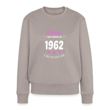 KÖNIGINNEN WERDEN 1962 GEBOREN - Frauen Premium Bio Pullover - Taupe - Vorne - Julia (174cm)