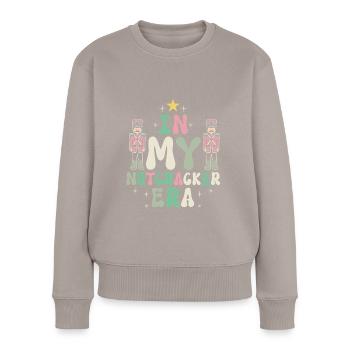 Weihnachten Xmas Spruch In My Nutcracker Era - Frauen Premium Bio Pullover - Taupe - Vorne - Julia (174cm)