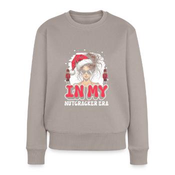 Weihnachten Xmas Spruch In My Nutcracker Era - Frauen Premium Bio Pullover - Taupe - Vorne - Julia (174cm)