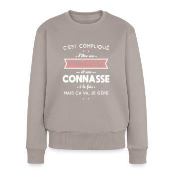 Compliqué d'être une princesse et une connasse - Pull Premium bio Femme - taupe - Devant - Julia (174cm)