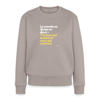 Ceux qui croient et ceux qui croivent Fuzati Klub - Pull Premium bio Femme - taupe - Devant - Julia (174cm)