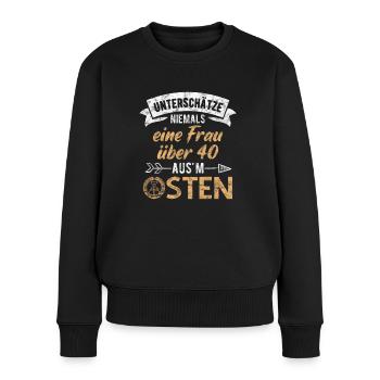Unterschätze niemals eine Frau Ü40 aus'm Osten DDR - Frauen Premium Bio Pullover - Schwarz - Vorne - Julia (174cm)