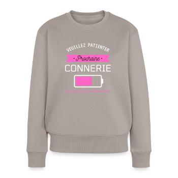 PROCHAINE CONNERIE cadeau humour - Pull Premium bio Femme - taupe - Devant - Julia (174cm)
