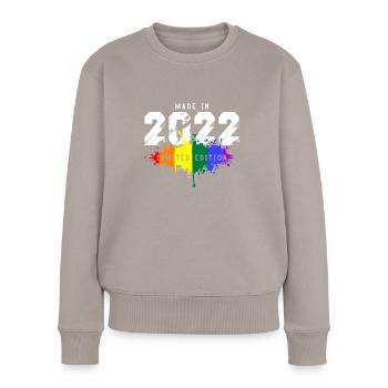 2022 Geburtstag Homosexuell LGBT - Frauen Premium Bio Pullover - Taupe - Vorne - Julia (174cm)