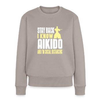Stay back i know aikido and im social distancing - Frauen Premium Bio Pullover - Taupe - Vorne - Julia (174cm)
