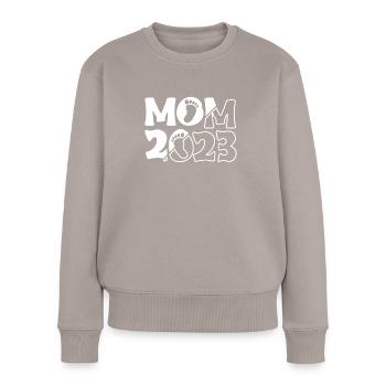 Mom 2023 Shirt Geschenk Werdende Mutter - Frauen Premium Bio Pullover - Taupe - Vorne - Julia (174cm)
