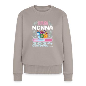 Nonna 2024 Loading Oma 2024 - Frauen Premium Bio Pullover - Taupe - Vorne - Julia (174cm)
