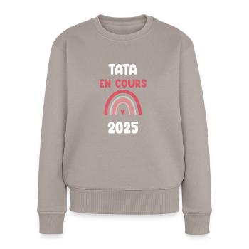 2025 Tata Schwangerschaft Ankündigung - Frauen Premium Bio Pullover - Taupe - Vorne - Julia (174cm)
