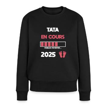 Tata in Progress 2025 Schwangerschaftsankündigung - Frauen Premium Bio Pullover - Schwarz - Vorne - Julia (174cm)