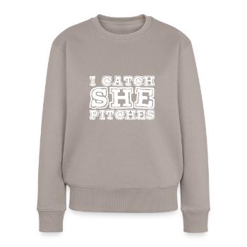 I Catch She Pitches 3 - Frauen Premium Bio Pullover - Taupe - Vorne - Julia (174cm)
