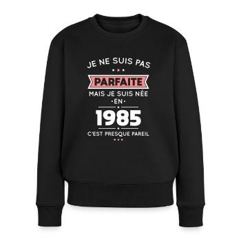 Anniversaire 40 ans - Pas parfaite mais née 1985 - Pull Premium bio Femme - noir - Devant - Julia (174cm)