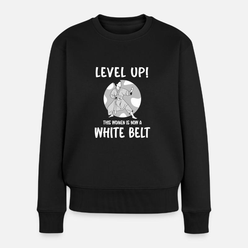 Level Up! This women is now a white belt - Frauen Premium Bio Pullover - Schwarz