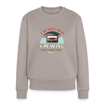 50. Geburtstag - Ich bin nicht alt, ich bin weise - Frauen Premium Bio Pullover - Taupe - Vorne - Julia (174cm)