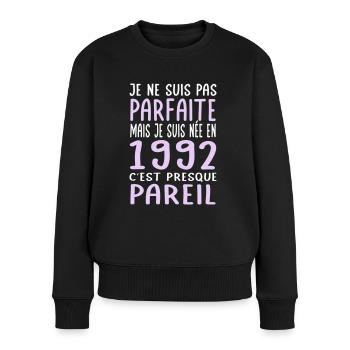 Anniversaire 30 ans - Pas parfaite née en 1992 - Pull Premium bio Femme - noir - Devant - Julia (174cm)