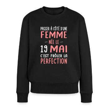 Anniversaire - Née le 19 Mai Frôler perfection - Pull Premium bio Femme - noir - Devant - Julia (174cm)