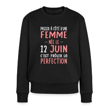 Anniversaire - Née le 12 Juin Frôler perfection - Pull Premium bio Femme - noir - Devant - Julia (174cm)