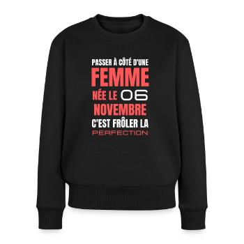 Anniversaire pour femme née le 6 novembre - Pull Premium bio Femme - noir - Devant - Julia (174cm)