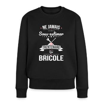Sous-estimer une trentenaire qui bricole - Pull Premium bio Femme - noir - Devant - Julia (174cm)