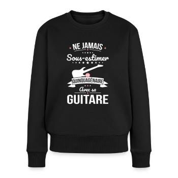 Sous-estimer une quinquagénaire avec sa guitare - Pull Premium bio Femme - noir - Devant - Julia (174cm)