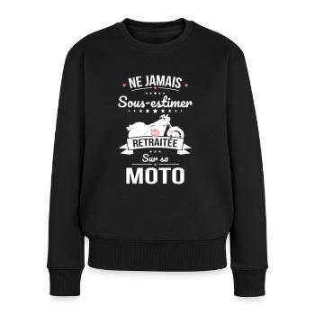 Sous-estimer une retraitée sur sa moto - Pull Premium bio Femme - noir - Devant - Julia (174cm)