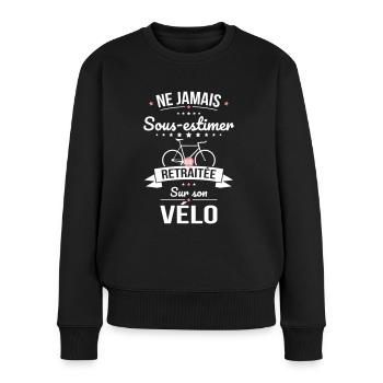 Sous-estimer une retraitée sur son vélo - Pull Premium bio Femme - noir - Devant - Julia (174cm)