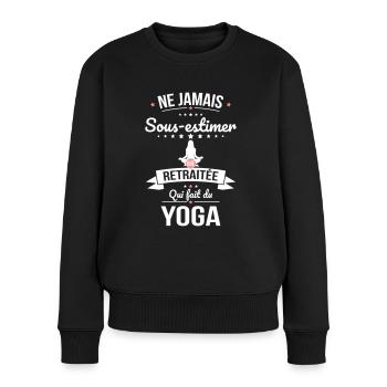 Sous-estimer une retraitée qui fait du yoga - Pull Premium bio Femme - noir - Devant - Julia (174cm)