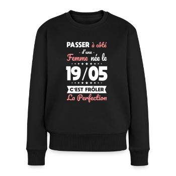 Anniversaire - Née le 19 Mai Frôler perfection - Pull Premium bio Femme - noir - Devant - Julia (174cm)