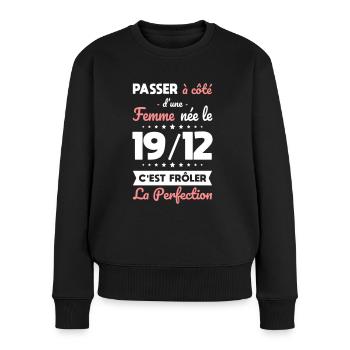 Anniversaire - Née 19 Décembre Frôler perfection - Pull Premium bio Femme - noir - Devant - Julia (174cm)