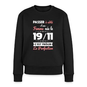 Anniversaire - Née 19 Novembre Frôler perfection - Pull Premium bio Femme - noir - Devant - Julia (174cm)
