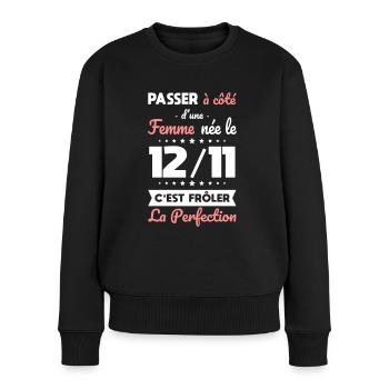 Anniversaire - Née 12 Novembre Frôler perfection - Pull Premium bio Femme - noir - Devant - Julia (174cm)