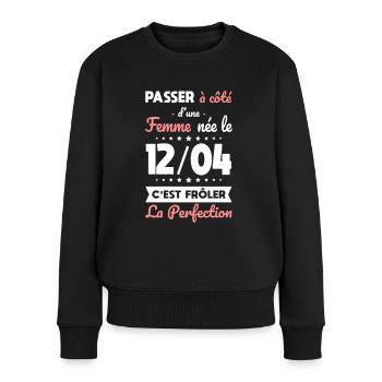 Anniversaire - Née le 12 Avril Frôler perfection - Pull Premium bio Femme - noir - Devant - Julia (174cm)